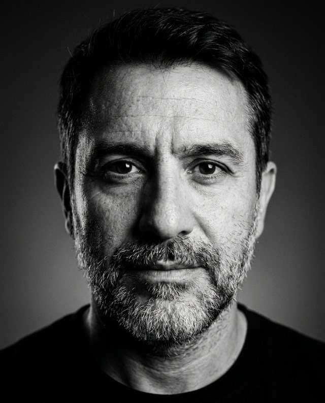 Retrato profesional con IA en estilo blanco y negro, generado a partir de la misma selfie